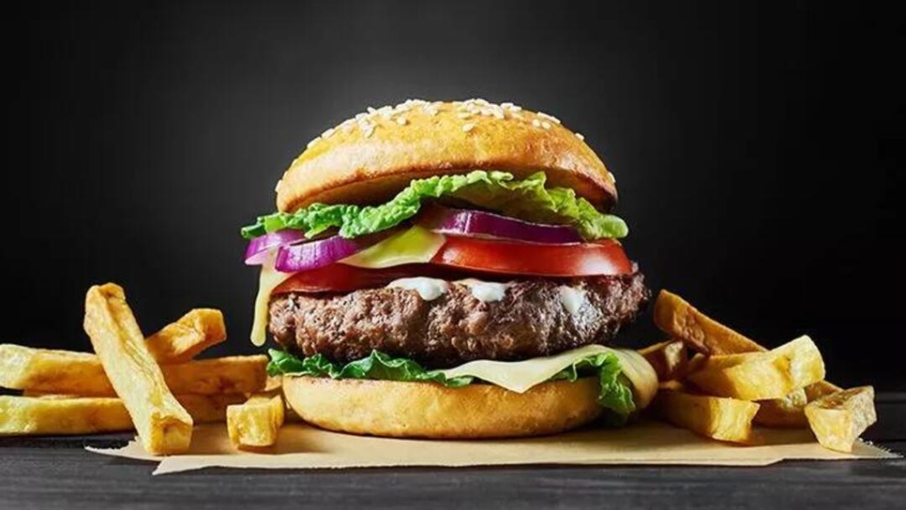 Một chiếc burger thức ăn nhanh có thể có thịt từ 100 con bò khác nhau